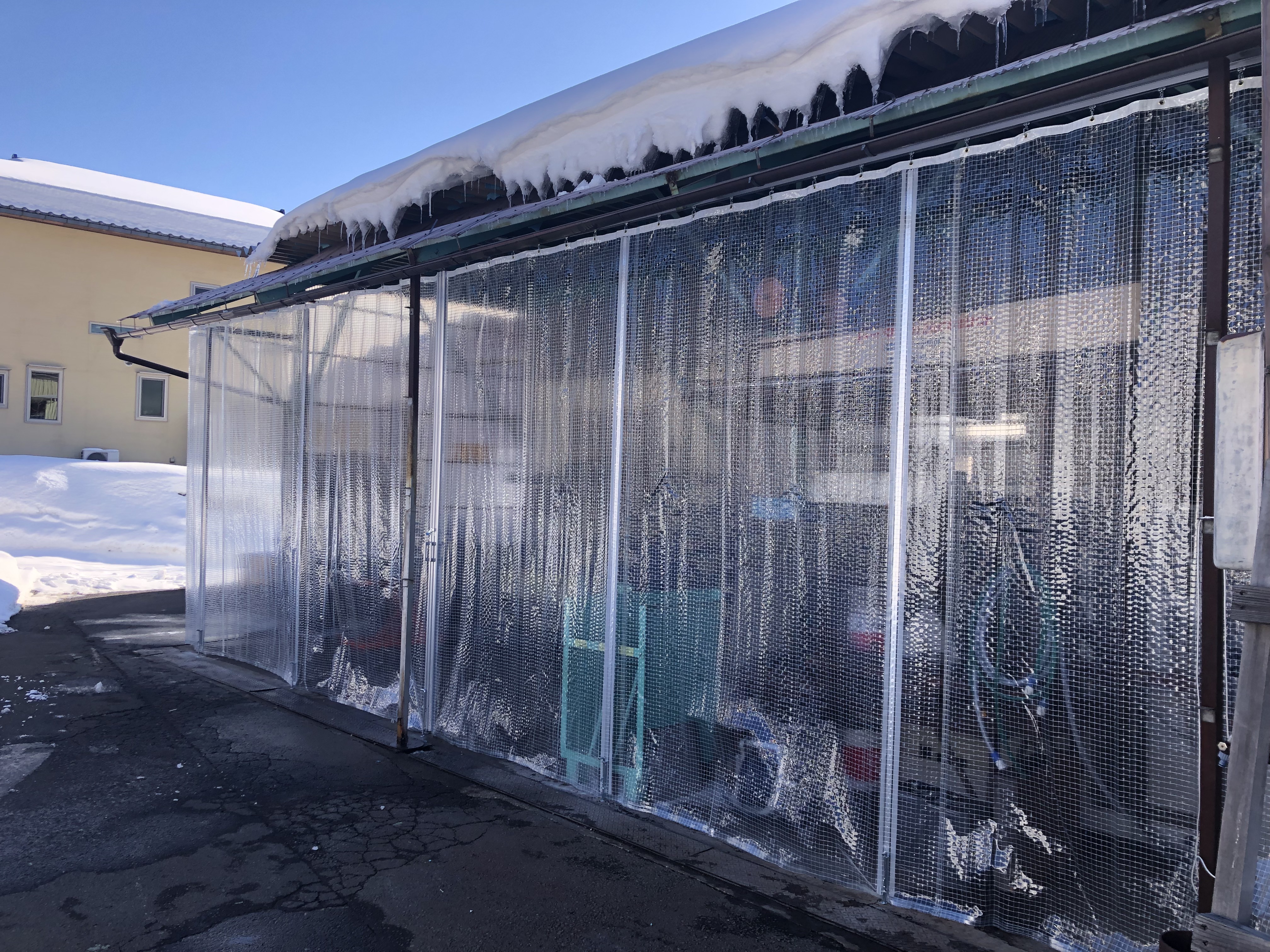 工具置き場に透明糸入り耐寒カーテン