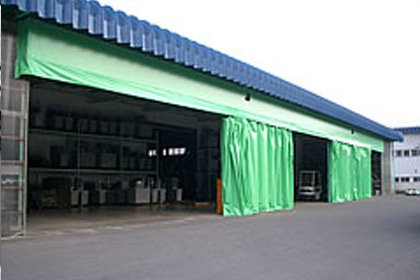 ジャバラ式スライドカーテン（幅45m×高さ5m）