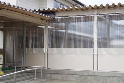 中学校渡り廊下の透明糸入りカーテン