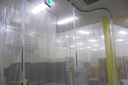 食品工場内透明糸入りカーテン（防炎・RoHs対応）